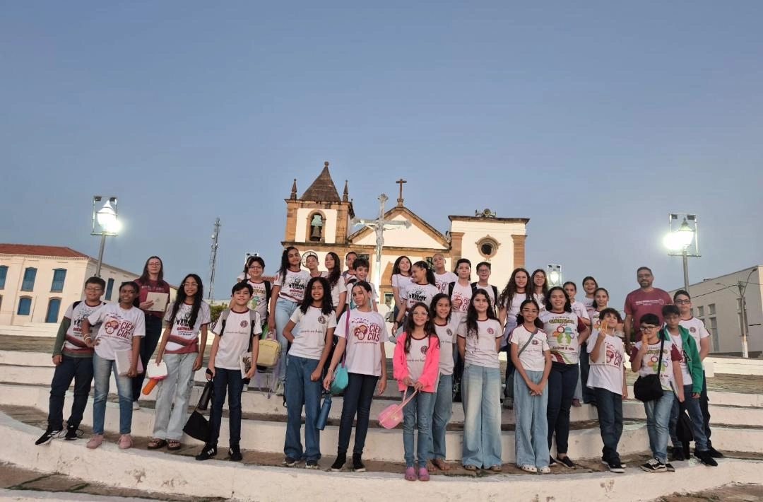 Alunos do 6º ano do Colégio Paulo Freire realizam piquenique literário no Centro Histórico de Oeiras