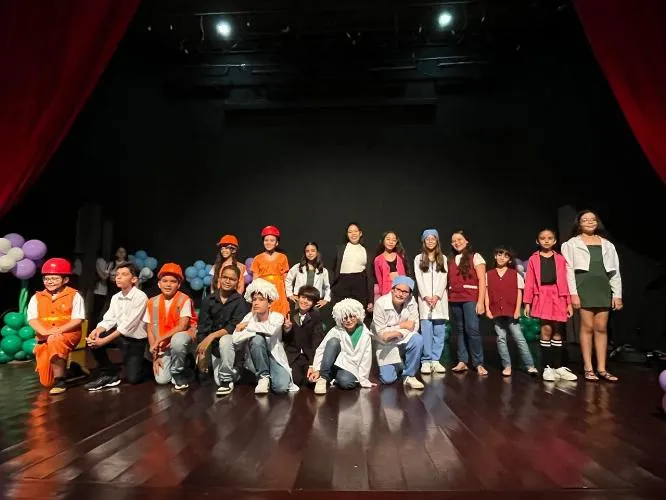 Projeto "Prazer em Ler" da Sociedade Educacional Paulo Freire emociona público no Cine Teatro