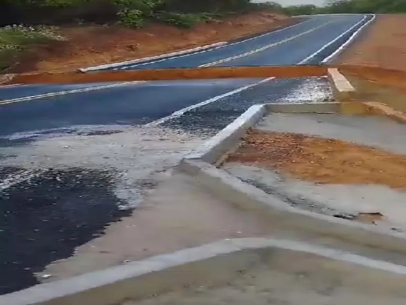 Forte chuva abre cratera na Rodovia Assis Carvalho