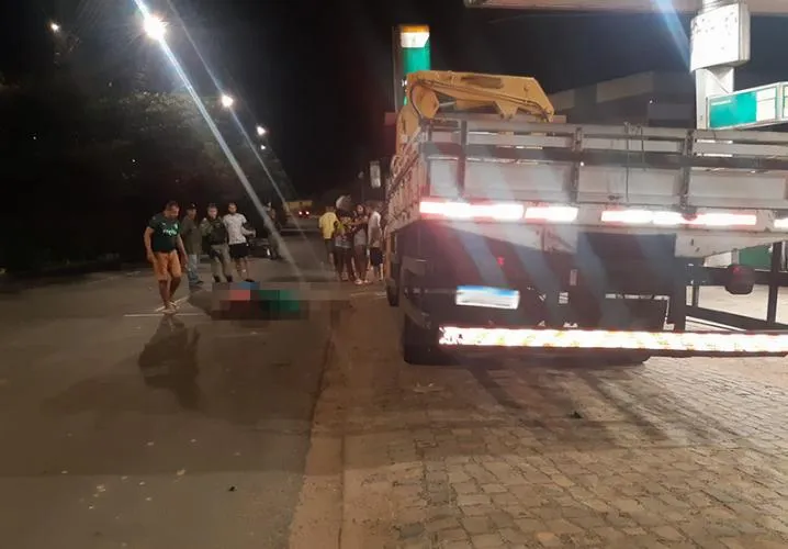 Motociclista morre após colidir em caminhão estacionado na zona Sul de Teresina