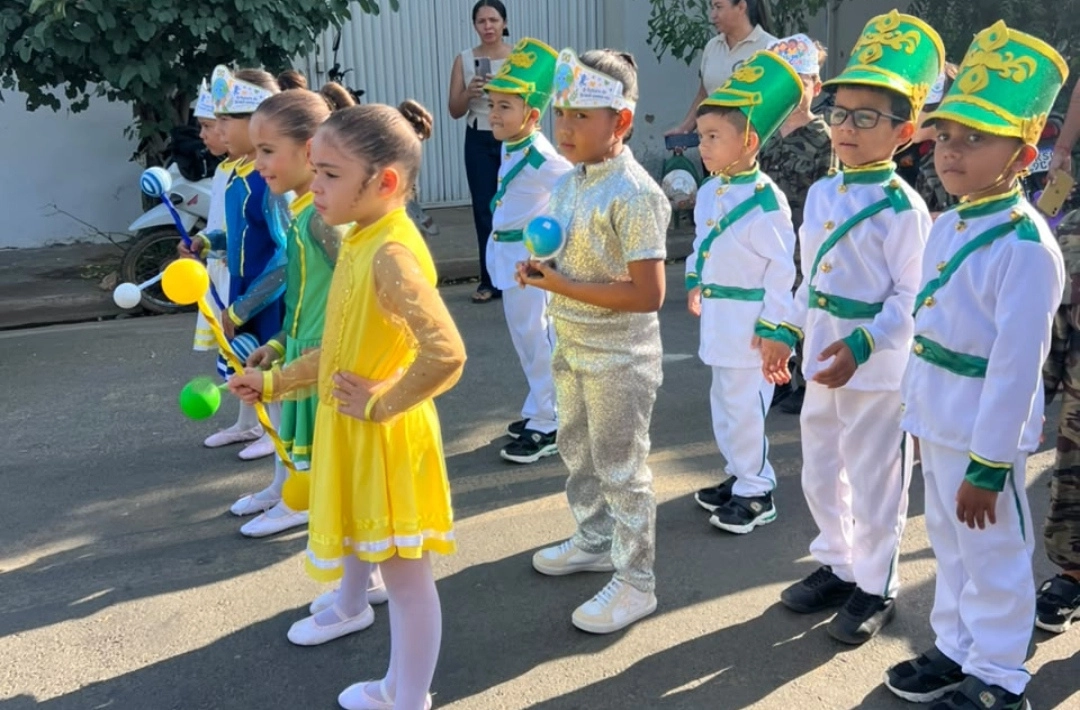 São Miguel do Fidalgo leva crianças às ruas em desfile cívico pela Independência