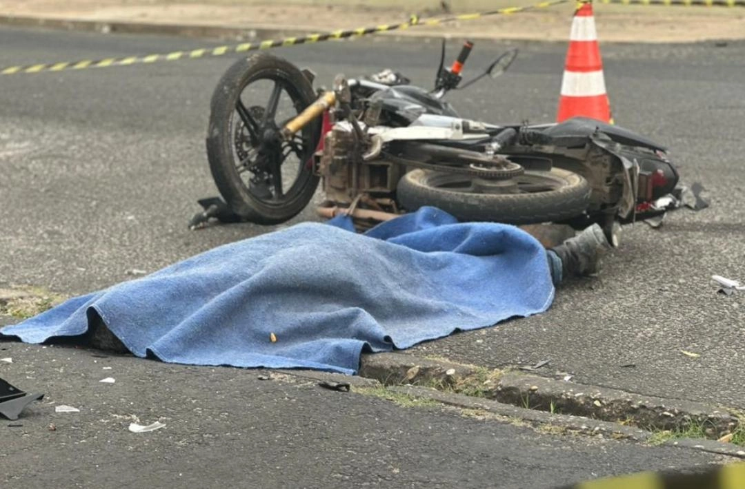 Motociclista morre em grave colisão com carro a caminho do trabalho em Teresina