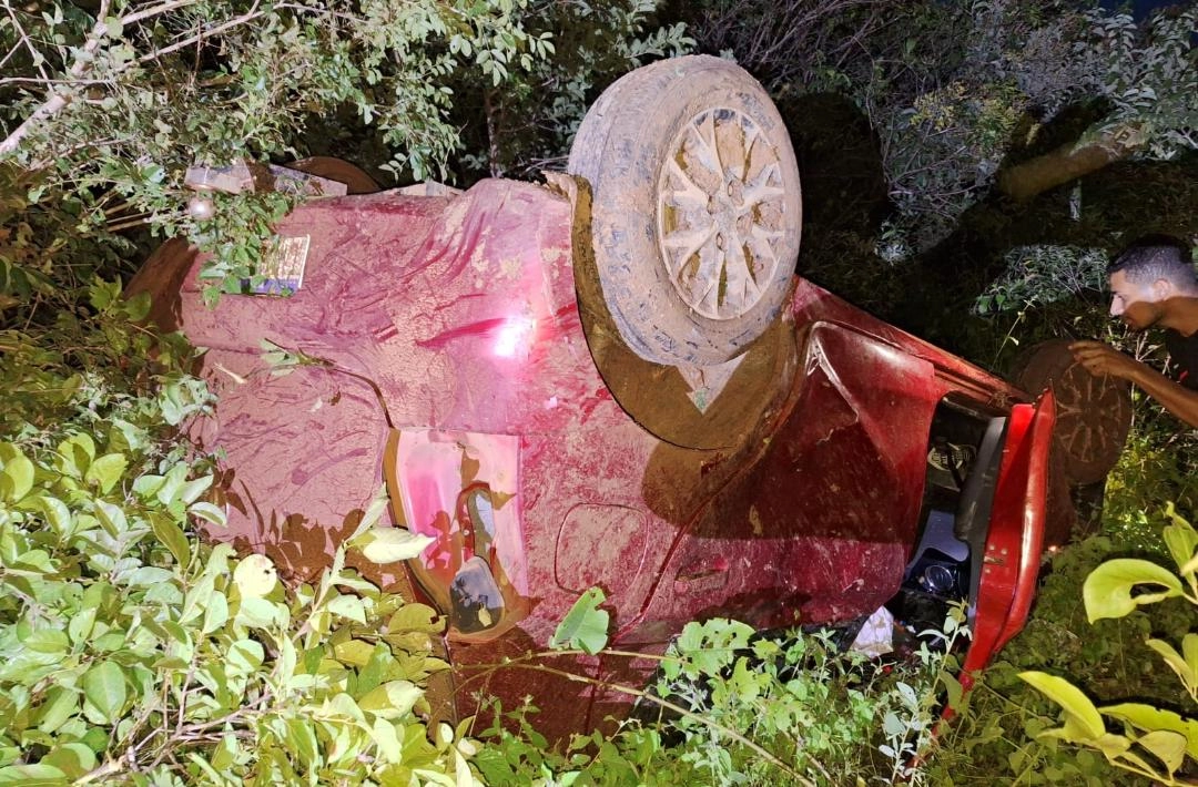 Menor furta carro do tio pela segunda vez, tomba veículo e deixa motociclista ferido em Santa Rosa do Piauí