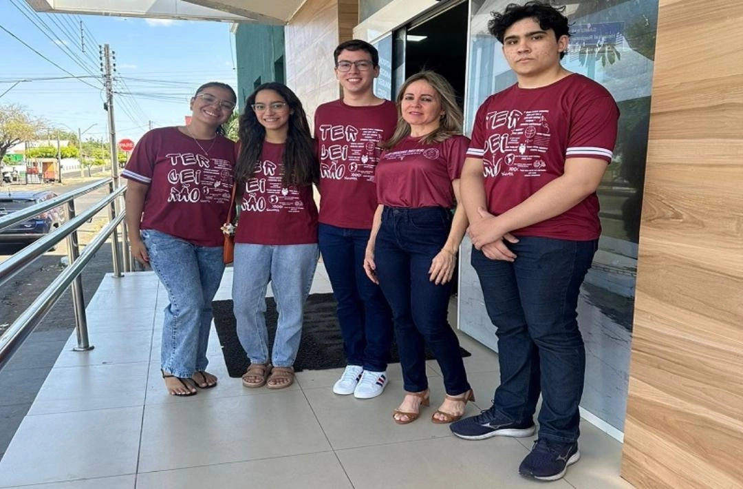 Alunos do Colégio Paulo Freire visitam Hospital Regional Deolindo Couto em atividade de orientação vocacional