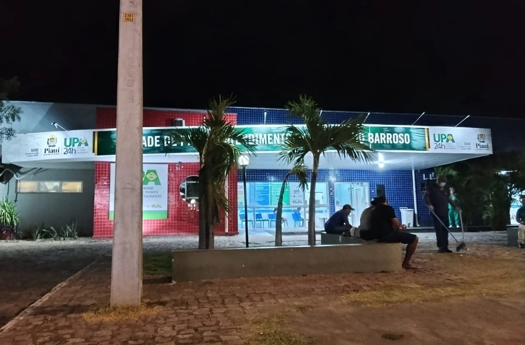 Motociclista tem fratura exposta e fica inconsciente em acidente grave na Avenida Rui Barbosa, em Oeiras