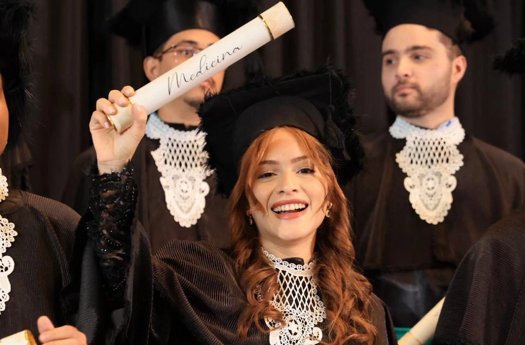 Dra. Laynara Vieira recebe diploma de médica após trajetória acadêmica de projeção internacional