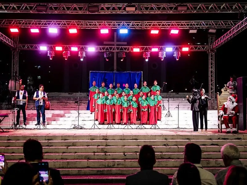 Coral da Educação Municipal de Oeiras brilha na abertura do Natal no Palácio de Karnak