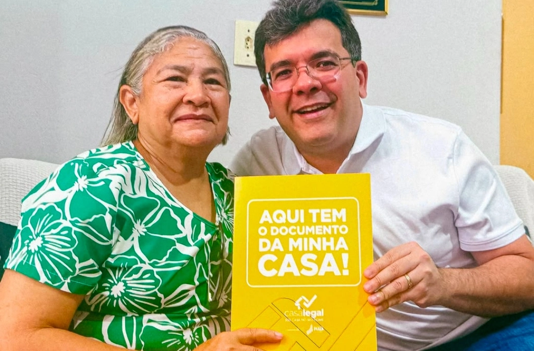 Rafael Fonteles visita moradora que conquistou registro de imóvel após 22 anos e reafirma compromisso em ampliar regularização