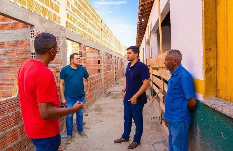 Prefeito Selindo Mauro visita obras de reforma na Escola Eliseu Barroso, em Colônia do Piauí