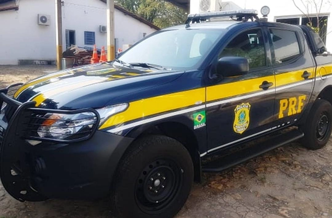 Colisão entre carro e moto deixa jovem ferida na BR-230 em Oeiras