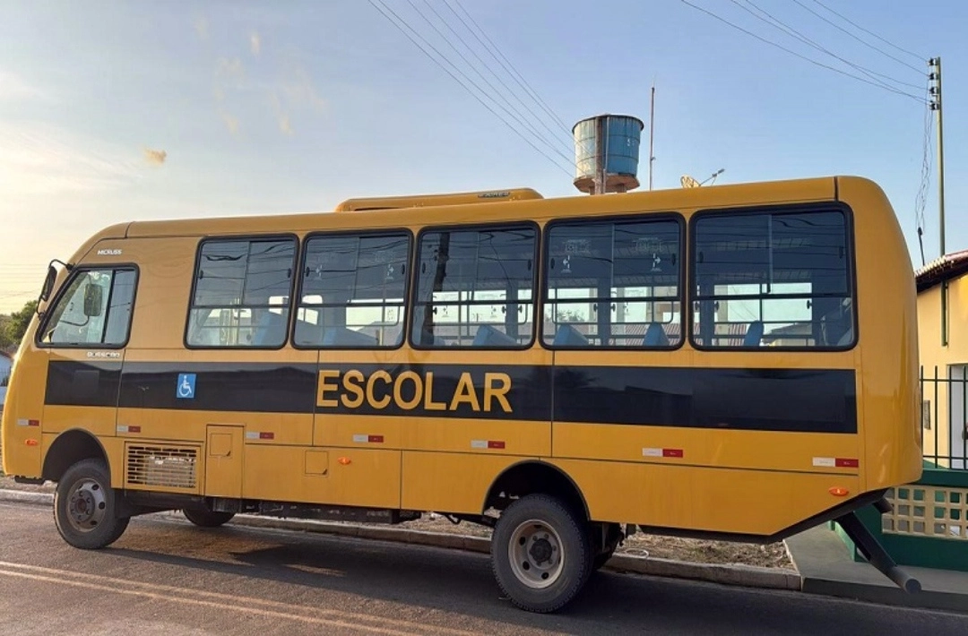 São Miguel do Fidalgo recebe novo ônibus escolar do FNDE para reforçar transporte de estudantes
