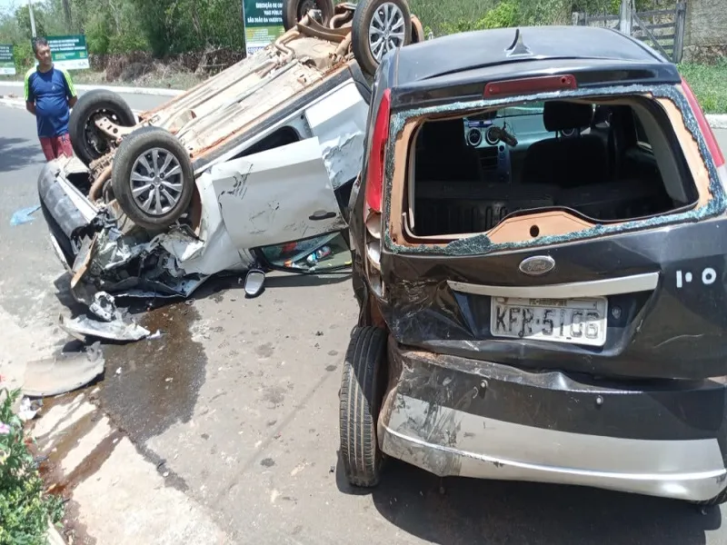 Carro da Rapidex se envolve em acidente na entrada de São João da Varjota