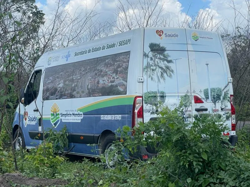 Van com 16 passageiros se envolve em acidente na PI 143 entre Oeiras e Colônia do Piauí