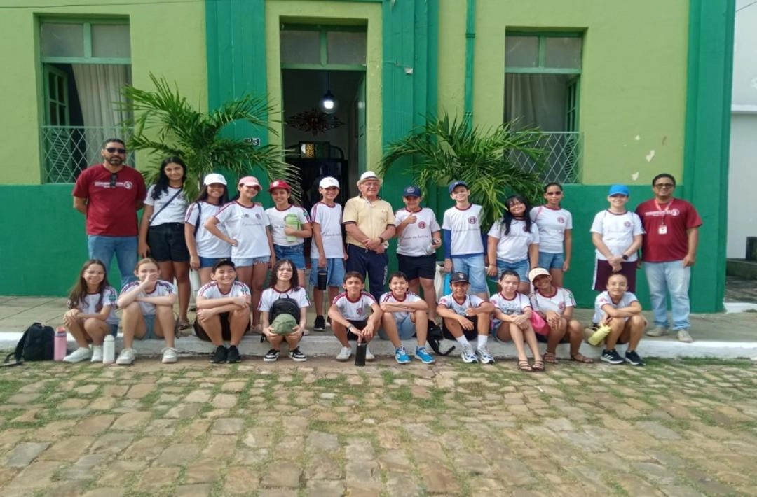 Alunos da Sociedade Educacional Paulo Freire realizam aula de campo pelo centro histórico de Oeiras
