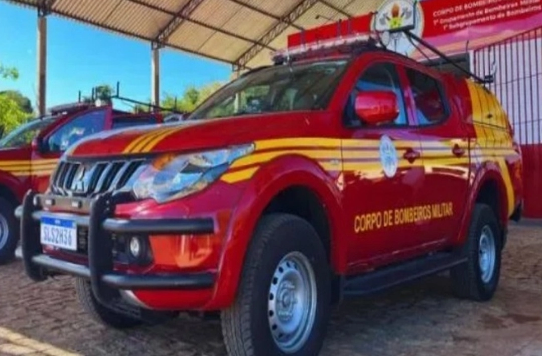 Motorista fica ferido após caminhão tombar na BR-230, próximo à localidade Café de Rosa, em Oeiras