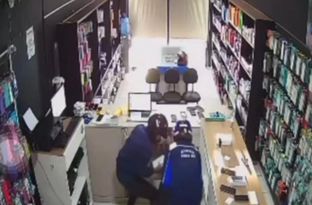 Bandidos assaltam loja de celulares no Centro de Oeiras