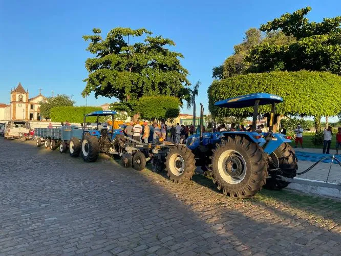 Prefeito Zé Raimundo entrega mais dois tratores e equipamentos agrícolas para produtores rurais em Oeiras