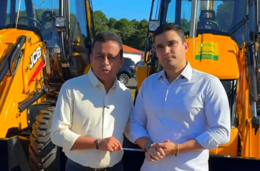 Colônia do Piauí recebe retroescavadeira para ampliar serviços no município