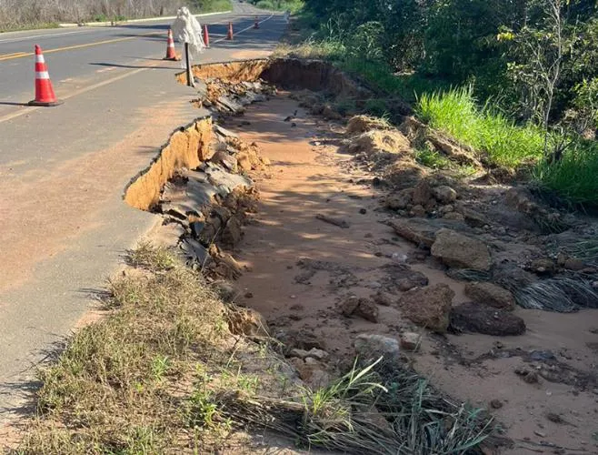 Chuva abre cratera próximo a Cristino Castro e pode provocar acidentes