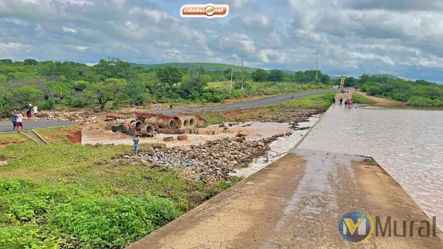 Após fortes chuvas, barragem de Curral Novo do Piauí transborda com intensidade e rompe a PI-456