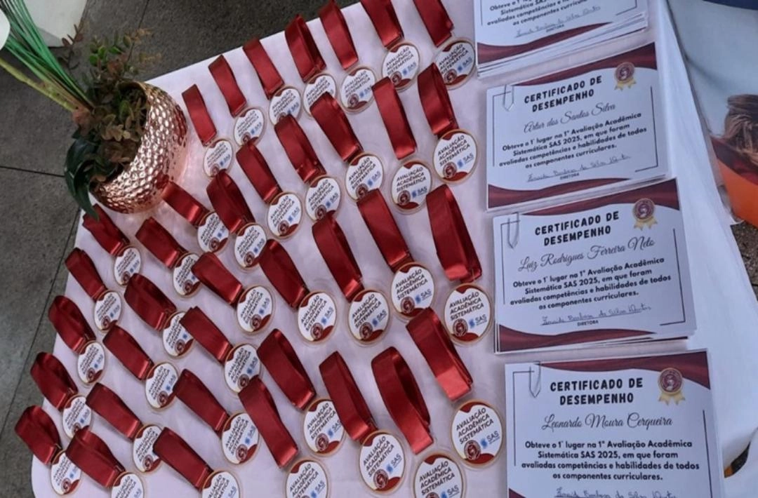 Alunos da Sociedade Educacional Paulo Freire são homenageados por conquistas em avaliações e olimpíadas escolares externas