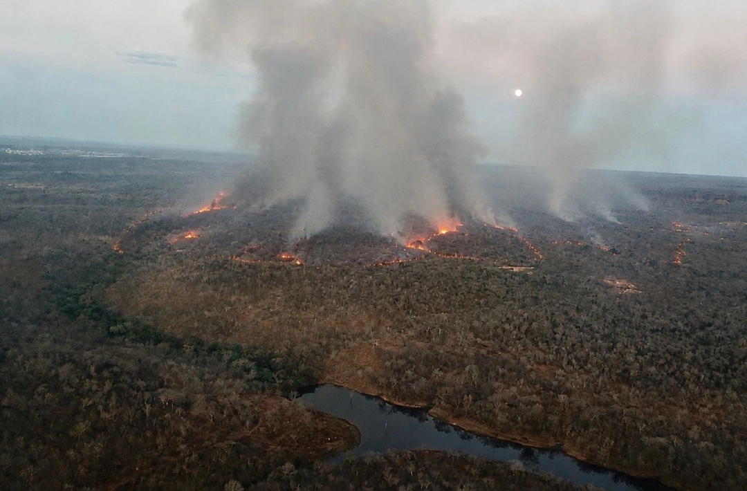Fogo já dura mais de uma semana e consome centenas de hectares na zona rural de Oeiras