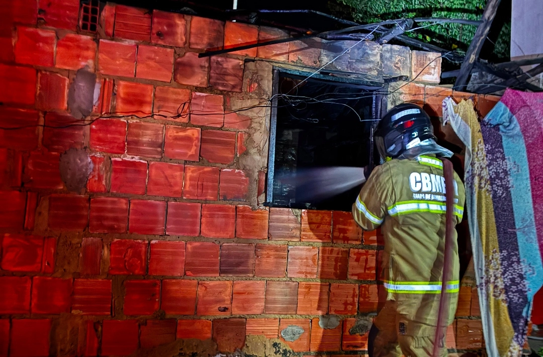 Casa é atingida por incêndio na Vila Santa Teresa, em Oeiras