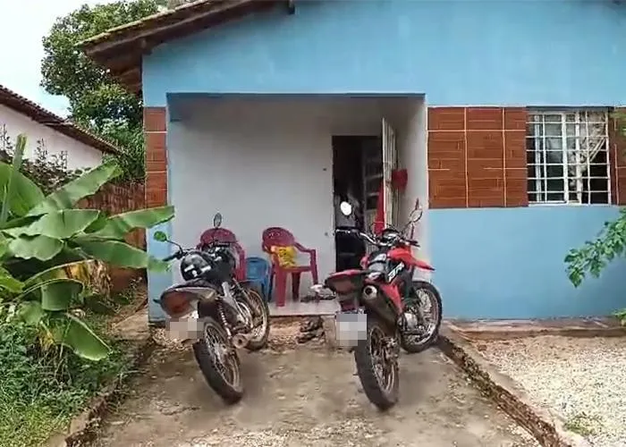 Bandidos invadem casa, matam dois homens e um fica ferido em Altos