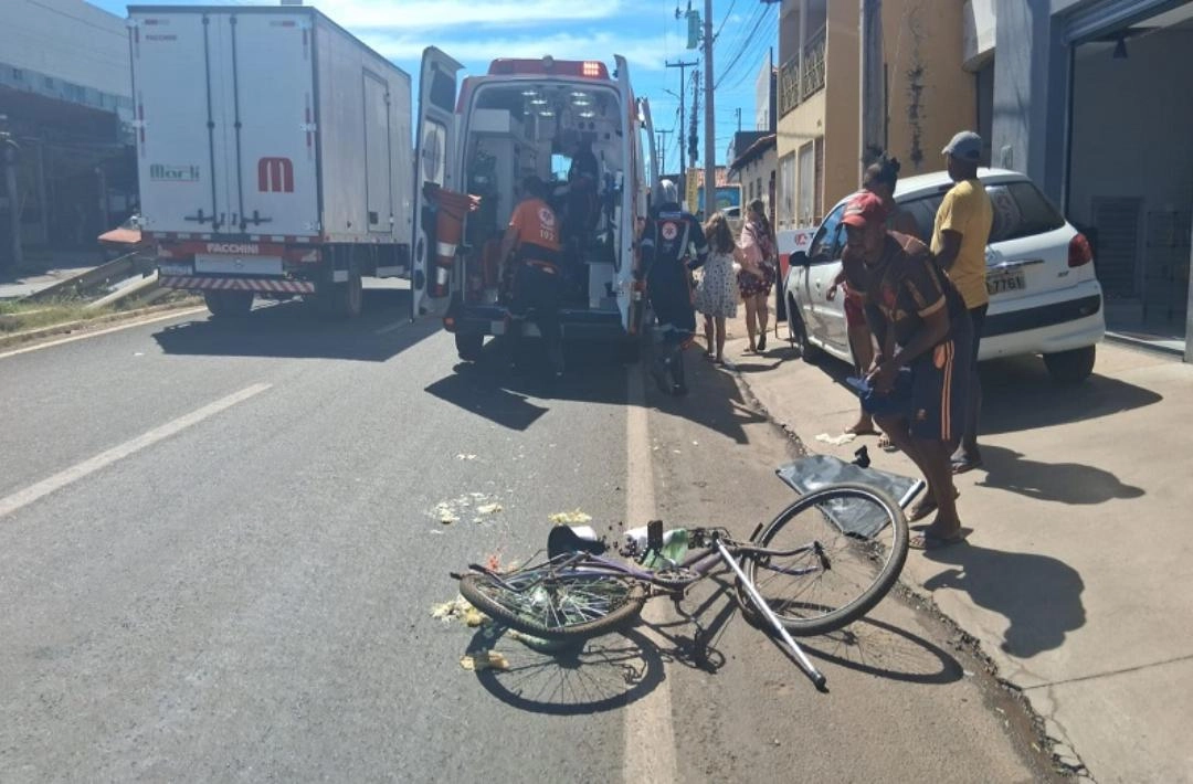 Ciclista fica ferido após ser atropelado por carreta na Avenida Transamazônica em Oeiras