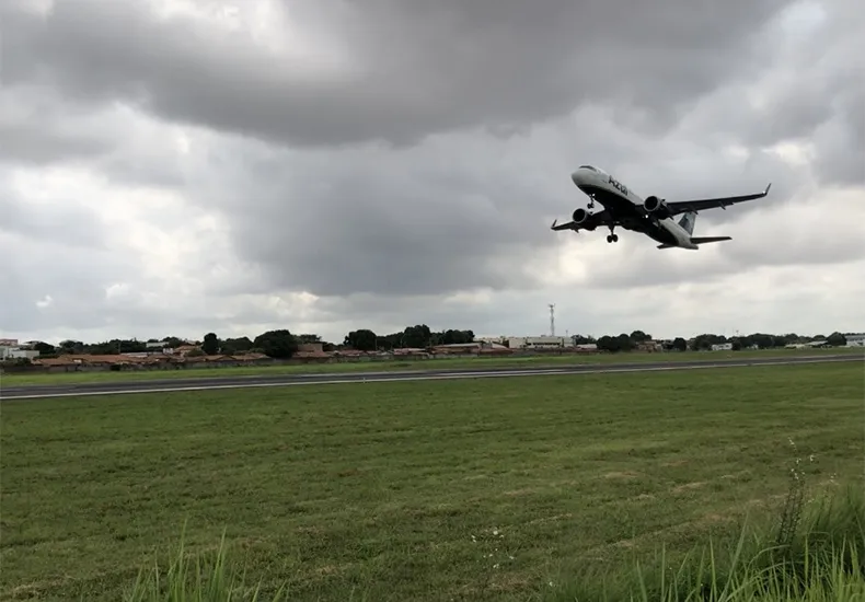 Governo anuncia passagem de avião a R$ 200 para aposentados e estudantes