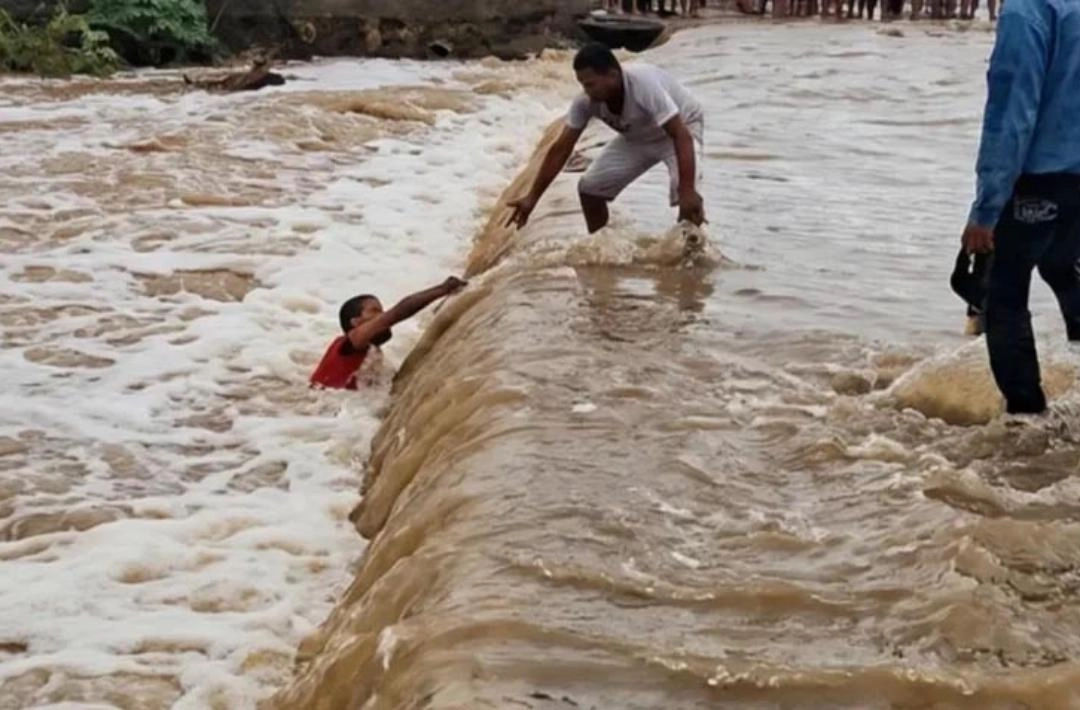 Homem é arrastado pela correnteza e é salvo por moradores em Simões