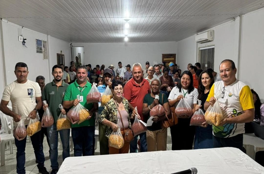 Agricultores recebem sementes em ação no Sindicato dos Trabalhadores Rurais de Oeiras