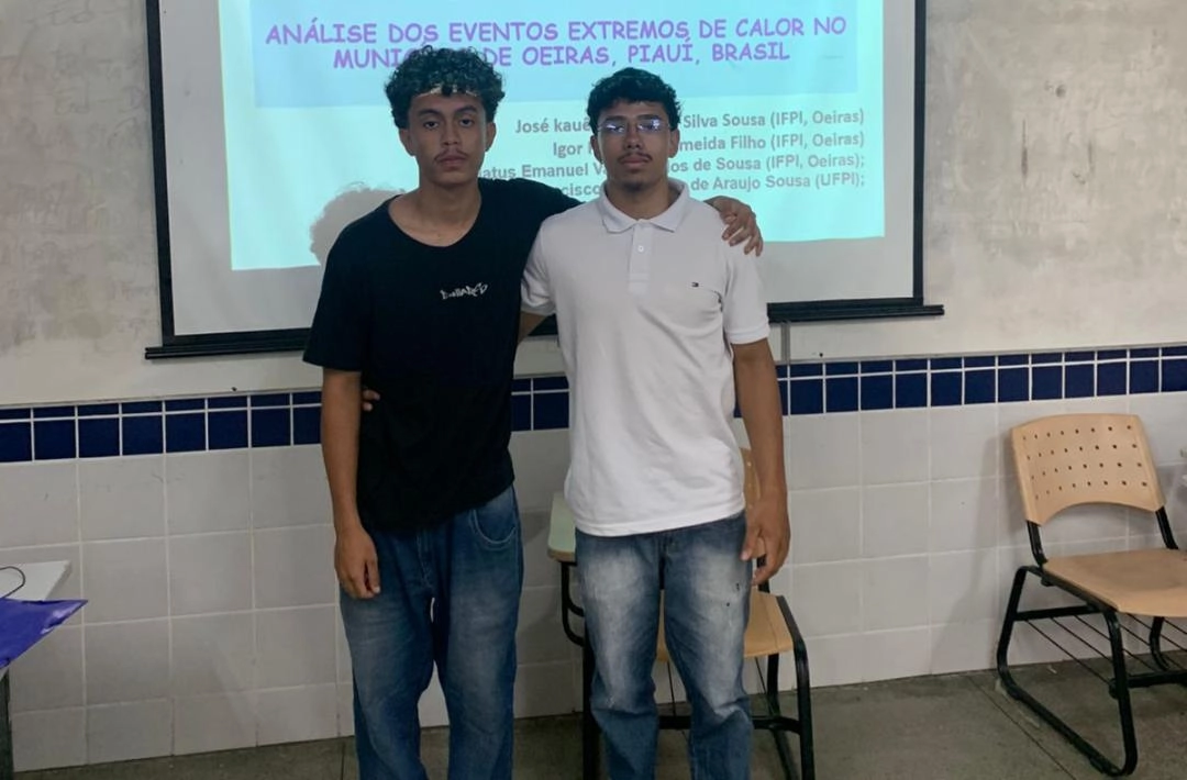 Alunos do IFPI Oeiras apresentam pesquisas sobre ondas de calor e incêndios em evento científico da UFPI