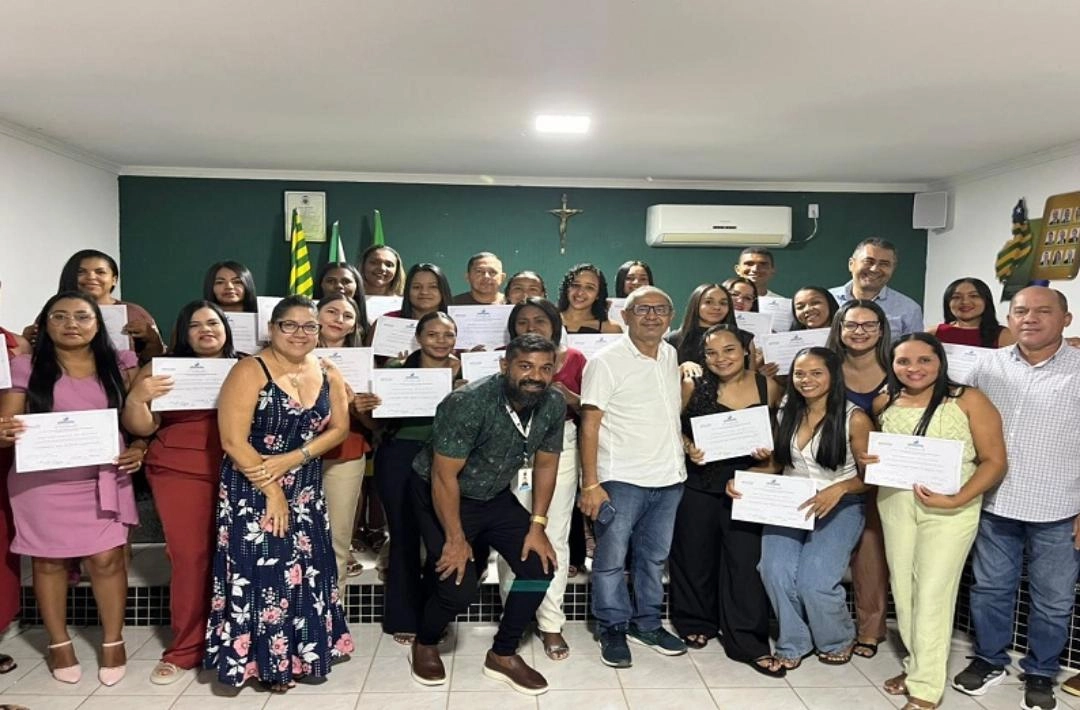 Profissionais de apoio escolar e monitores do transporte recebem certificação em São Miguel do Fidalgo