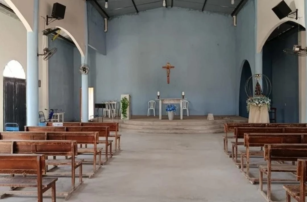 Suspeito arromba vitrô de igreja e furta mesa de som no bairro morro da AABB