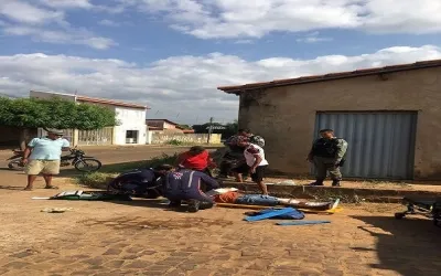 Colisão entre veículos deixa homem com fraturas expostas em Oeiras