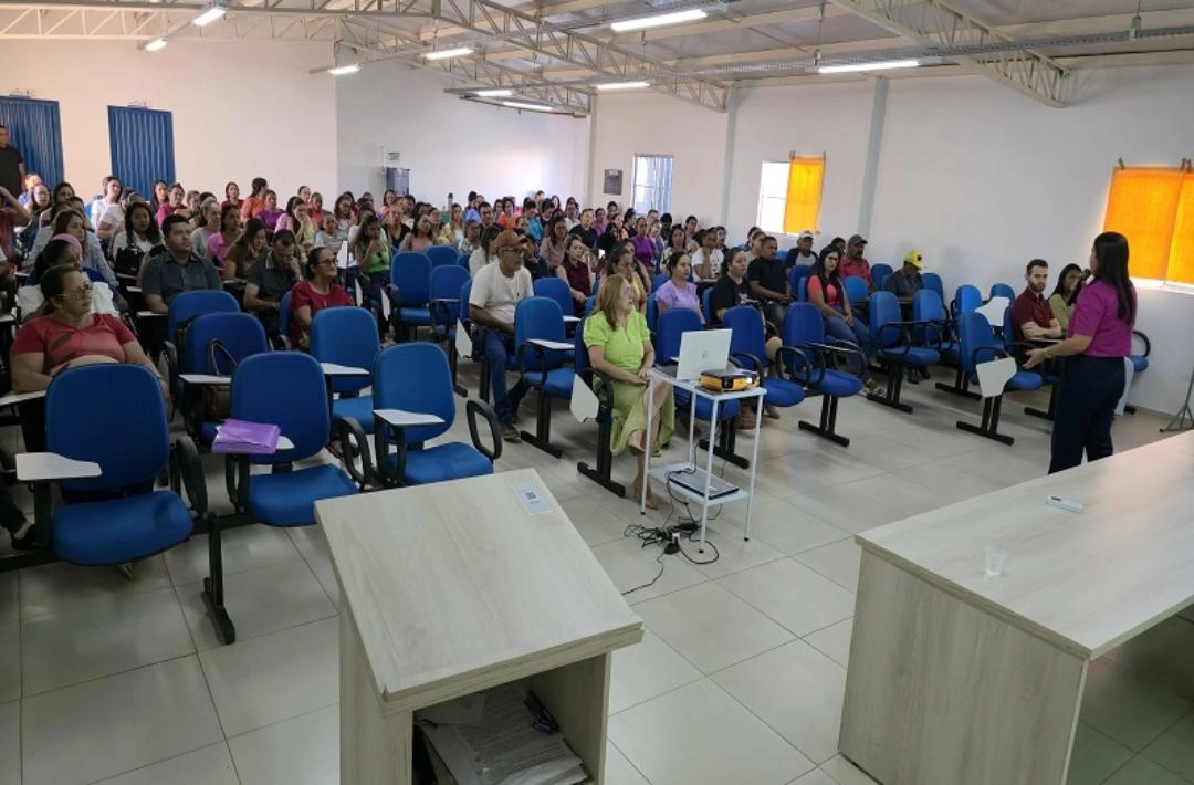 Profissionais da Atenção Básica de Oeiras participam de capacitação sobre postura no trabalho e atendimento humanizado