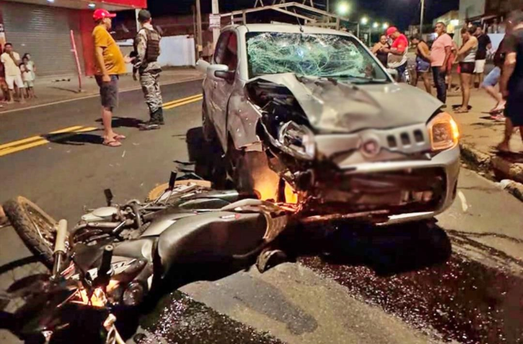 Motociclista morre em acidente frontal com carro na BR-343