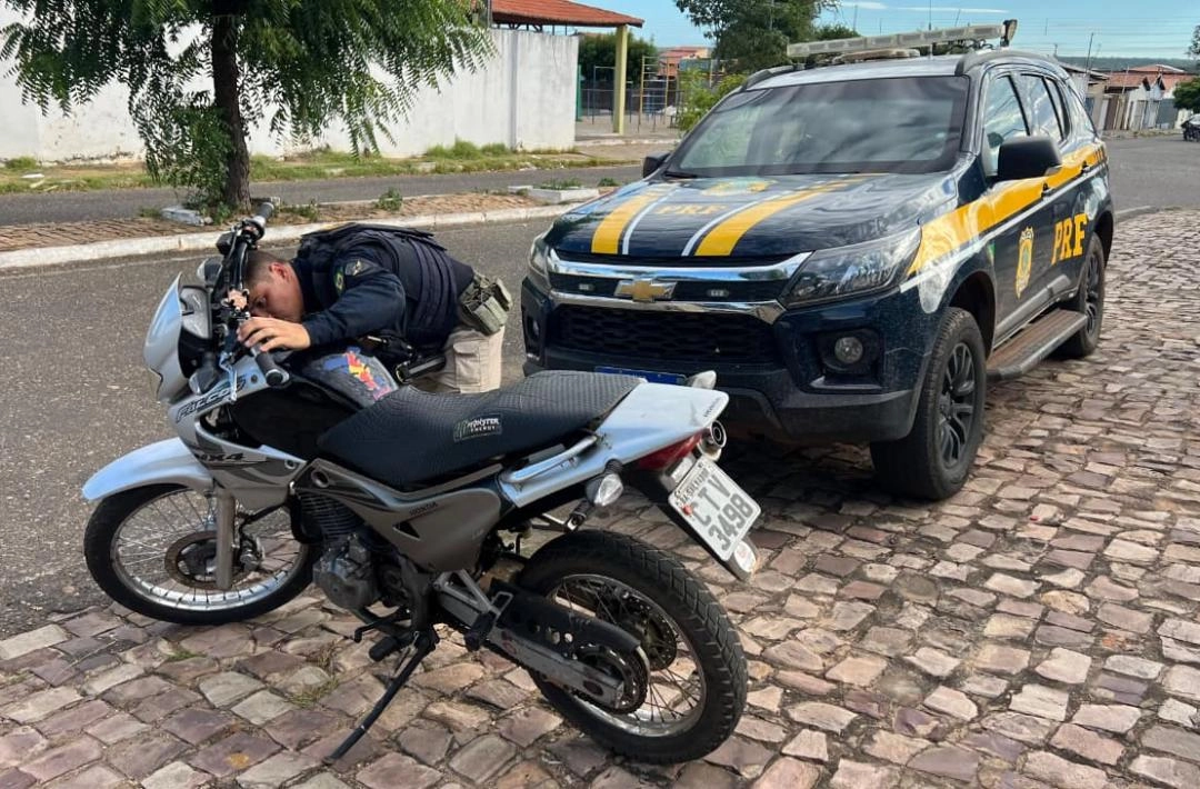 PRF apreende motocicleta com sinais de identificação adulterados na BR-230 em Oeiras