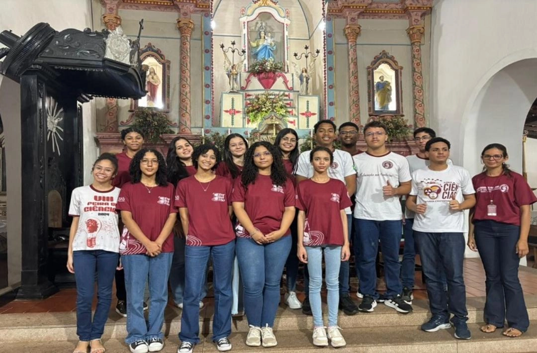 Alunos do Colégio Paulo Freire realizam aula de campo na Igreja de Nossa Senhora da Vitória em Oeiras