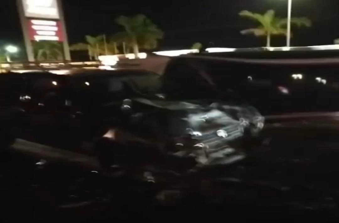 Ultrapassagem resulta em colisão entre carros e interdita BR-230 em Oeiras