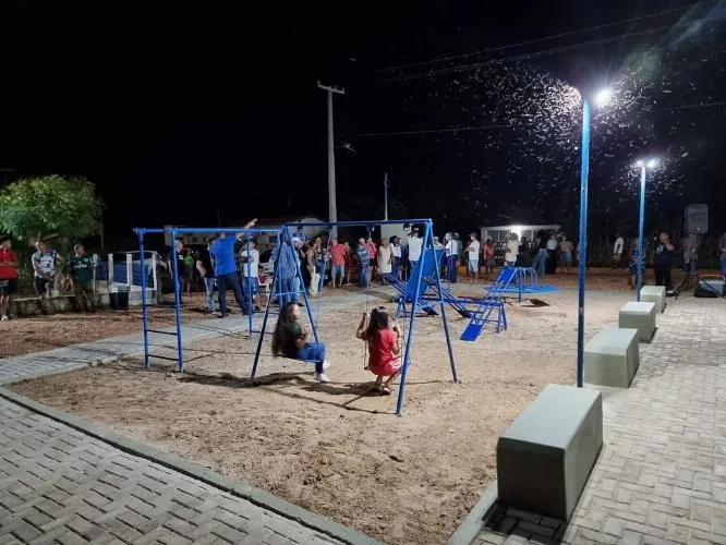 Zé Raimundo inaugura praça no povoado Várzea Tranqueira, zona rural de Oeiras