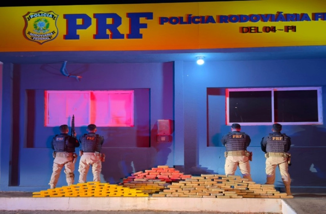 PRF apreende 273,5 kg de cocaína e skunk escondidos em fundo falso de carreta na BR-407, em Picos