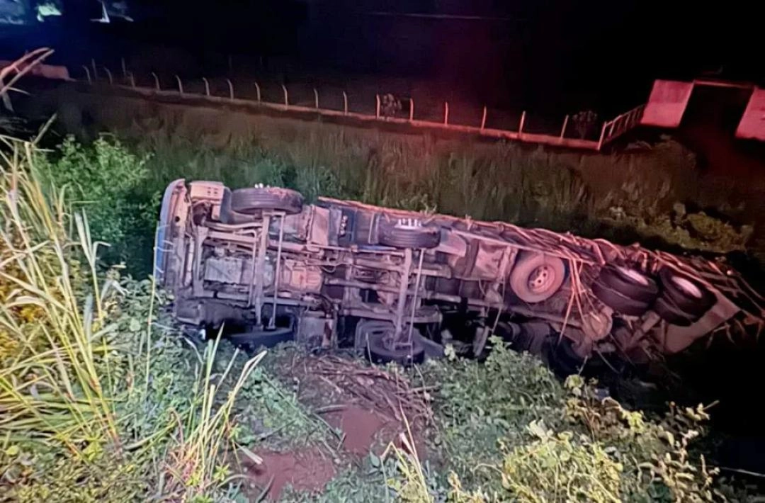 Homem tem braço esmagado após tombar carreta na “Curva da Morte”, na BR-407 em Geminiano