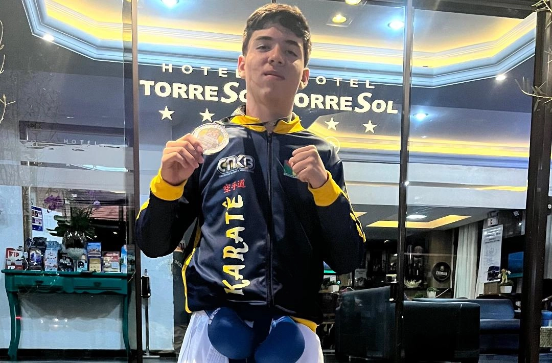 Aluno do Paulo Freire conquista medalha de prata na Copa Brasil de Karatê em Santa Catarina