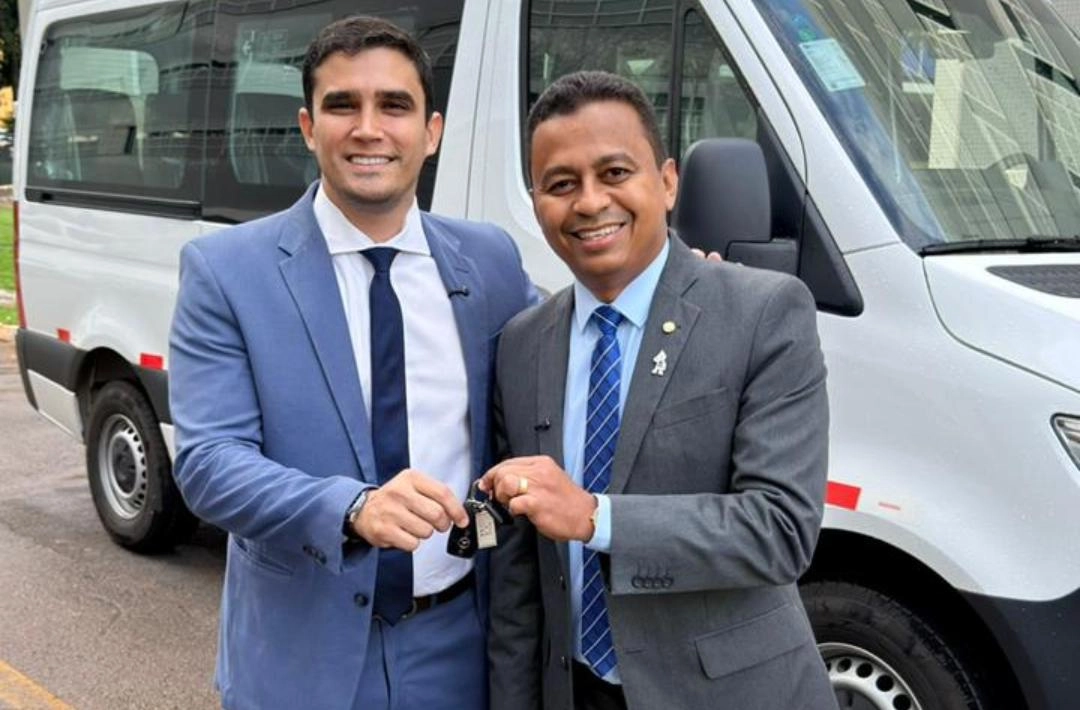 Colônia do Piauí recebe nova van para transporte de pacientes da saúde