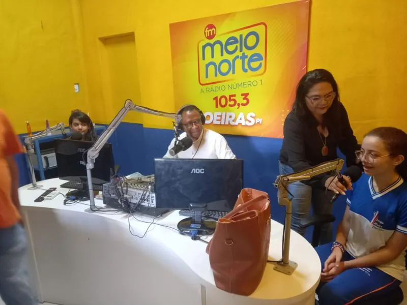 Alunas do Colégio Madre Deus Kids participam de programa de rádio na Meio Norte FM em Oeiras