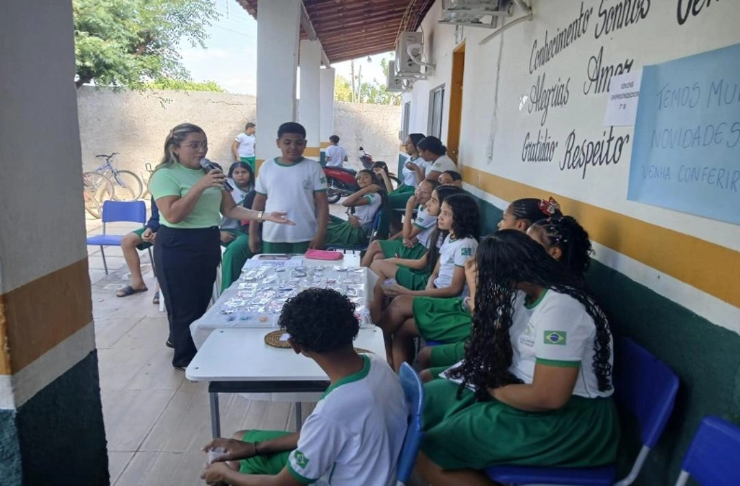 Feira do Empreendedor reúne alunos da Escola Eliseu Barroso em Colônia do Piauí