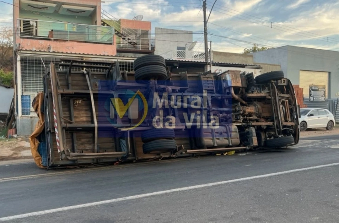 Caminhão carregado de frutas e verduras tomba na Avenida Transamazônica, em Oeiras