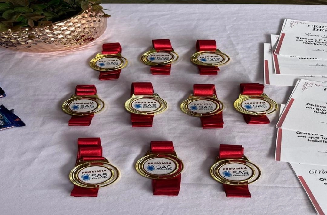 Alunos da Sociedade Educacional Paulo Freire recebem medalhas pelo desempenho na Provinha SAS 2025